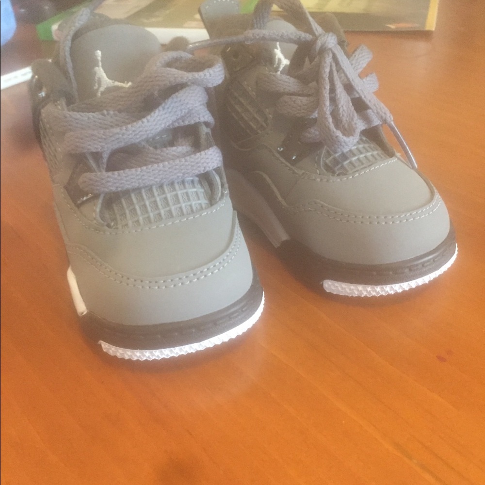 Cool gray 4s size 4c *worn once*